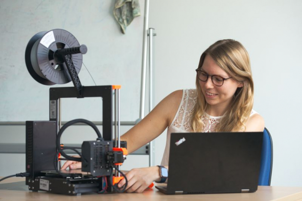 Sina arbeitet am 3D-Drucker